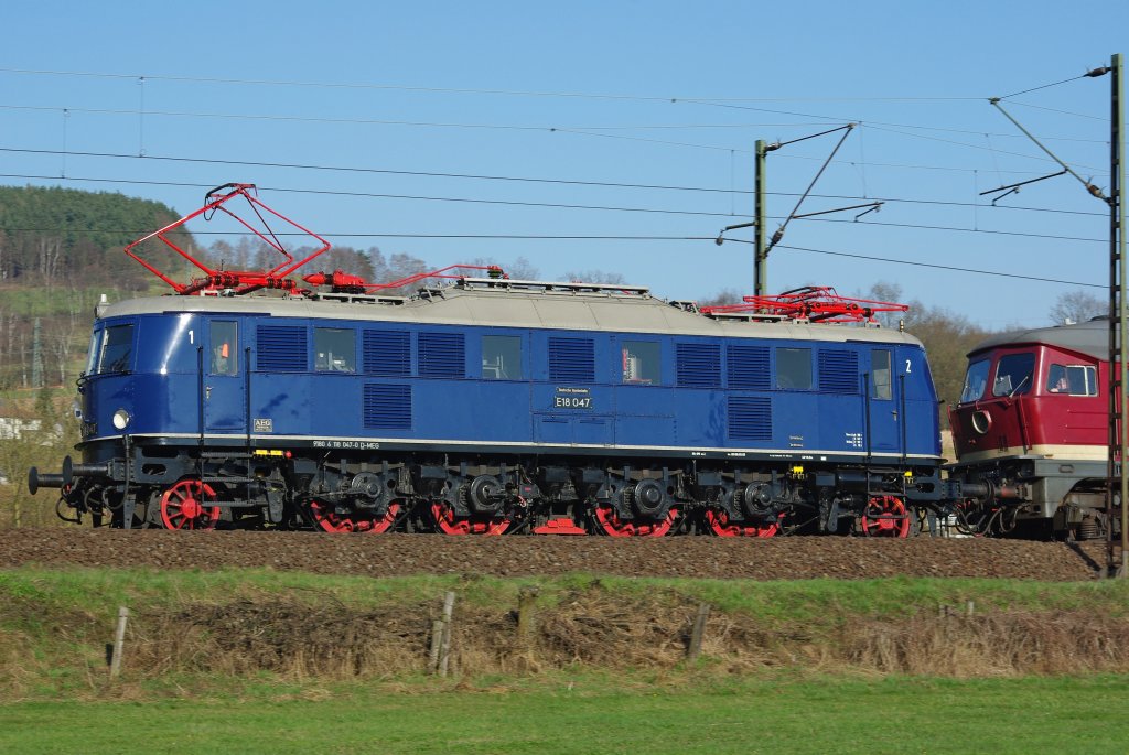 Die E18 047 war Zuglok des DR-Lokzuges, der am 06.04.2010 von Koblenz aus wieder Richtung Halle fuhr. Aufgenommen im Haunetal/Hermannspiegel.