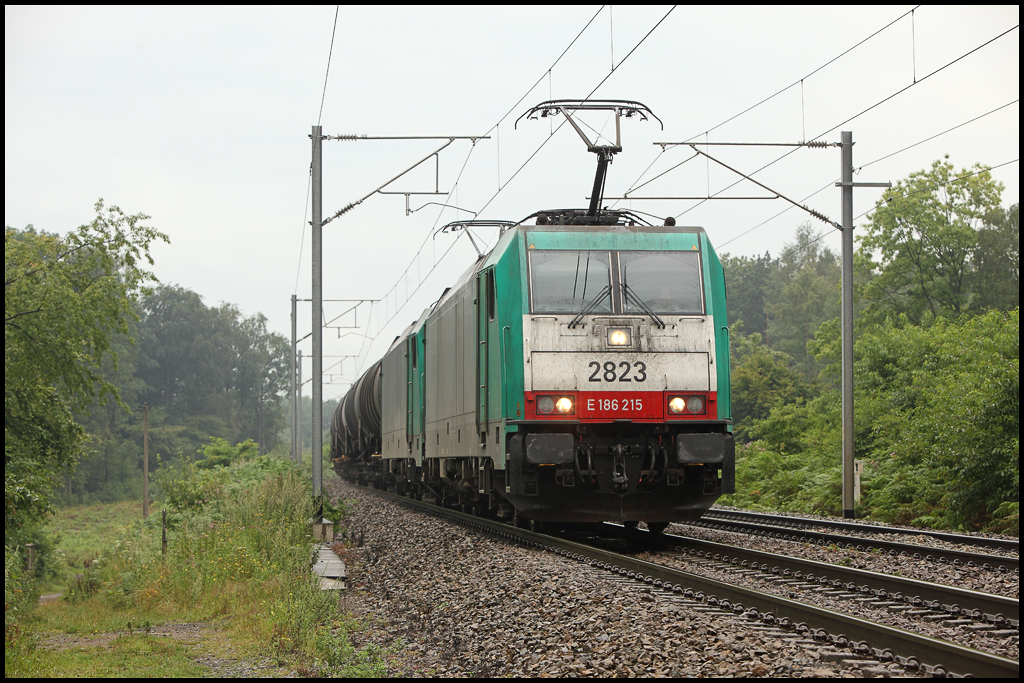 Die E186 215 (2823) und E186 200 (2806) bringen einen langen Kesselzug nach Aachen-West. (03.08.2011)
