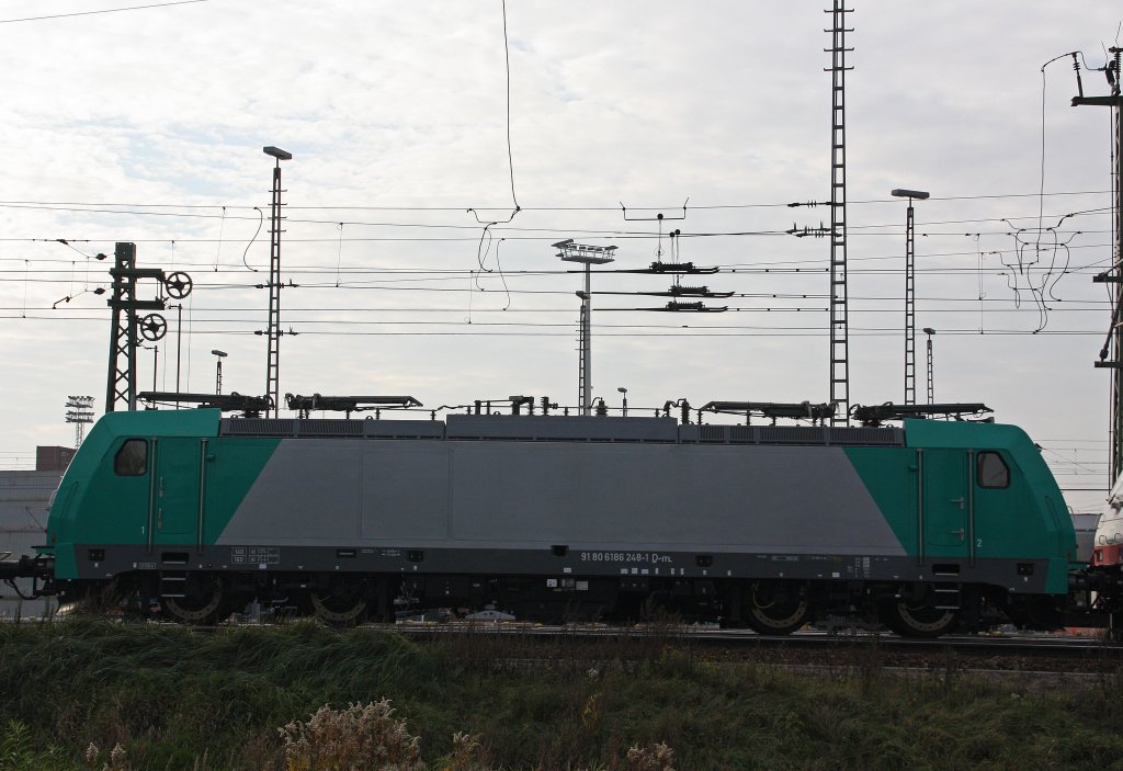 Die E186 248 (i.E. fr ITL) wird am 28.10.11 von ITL 285 106  durch den Gbf Alte Sderelb gezogen.