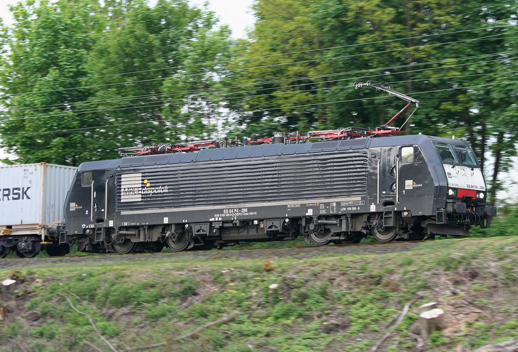 Die E189 286 / 189 286-8 durchfhrt Duisburg Laar am 15.05.2010