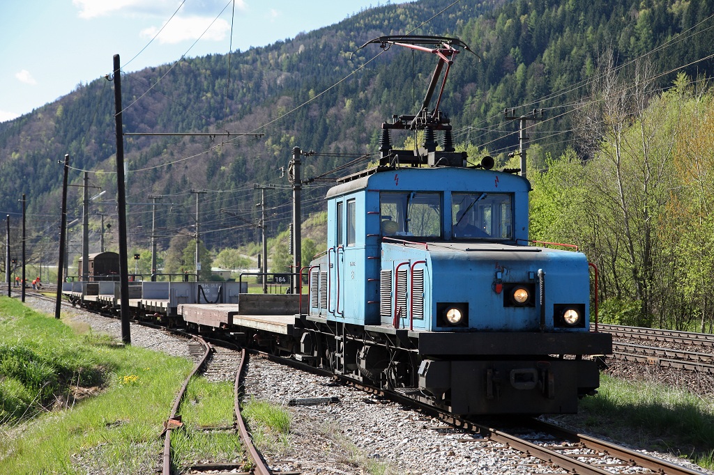 Die E3 hat mit ihrem Gterzug am 25.4.2012 soeben Mixnitz Landesbahn verlassen und strebt dem Breitenauertal zu. Den ersten Kilometer fhrt die Strecke parallel zur Sdbahn (Wien - Graz) deren Gleise im Hintergrund zu sehen sind.