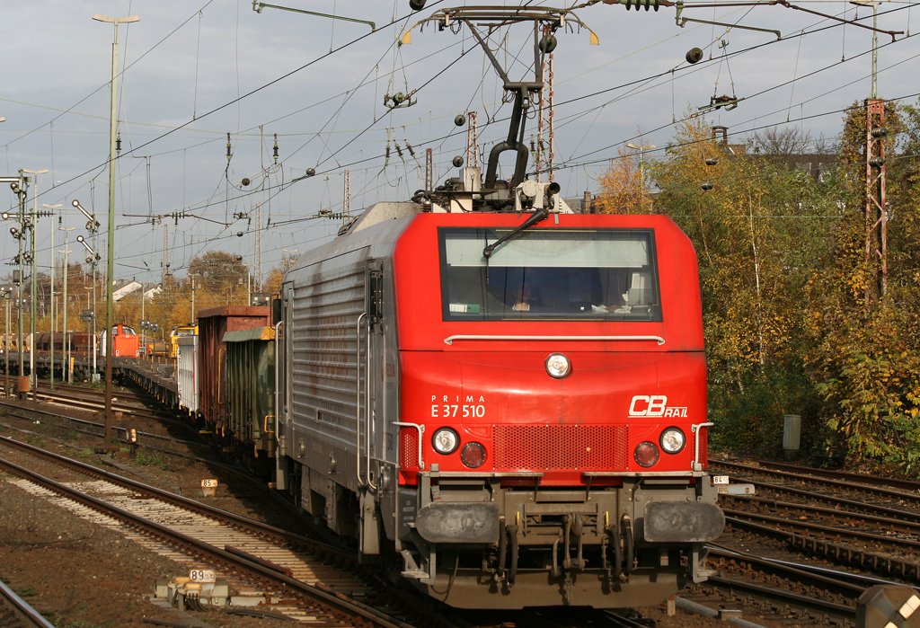 Die E37 510 der Veolia / CB Rail zieht einen Gz aus Dsseldorf Rath weiter Richtung Dsseldorf Derendorf, aufgenommen 13.11.2009