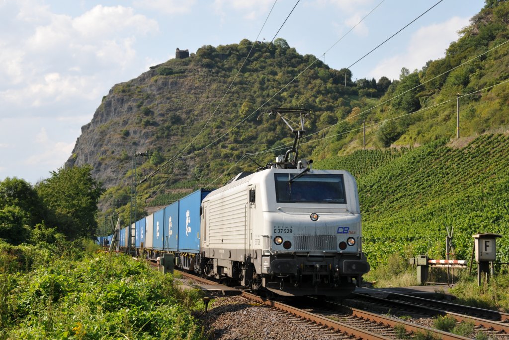 Die E37528 von CBRail zieht die blaue Wand rechtsrheinisch Richtung Sden. Hier aufgenommen am 18/08/2011 bei Leutesdorf.