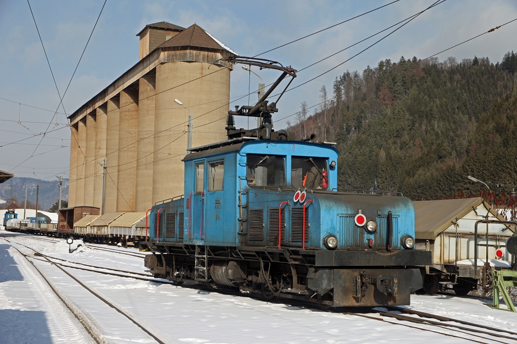 Die E4 steht am 14.02.2012 im Landesbahnhof von Mixnitz und wartet auf die nchsten Aufgaben. Im Hintergrund sind die Silos der Verladestelle zu sehen.