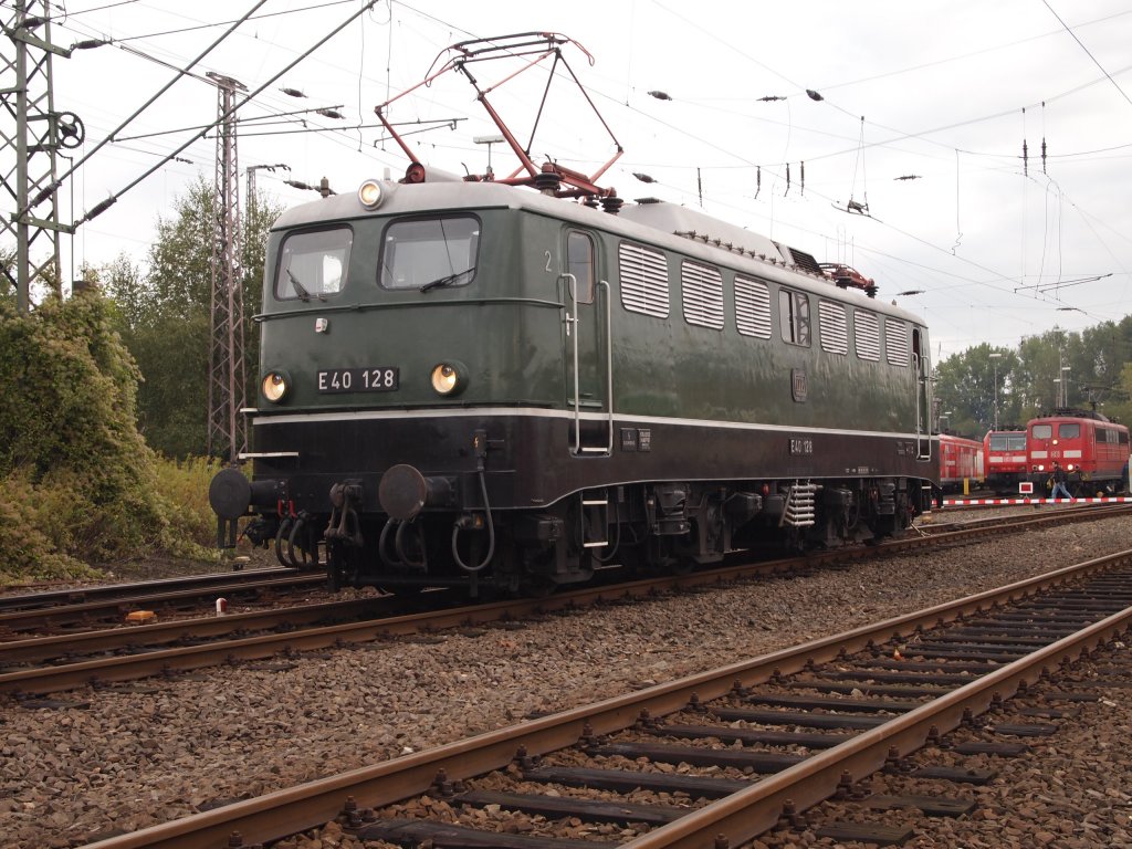 Die E40 128 im Bw Osnabrck beim 125 Jahrigen Jubelleum des Bw´s am 19.09.10 kurtz vor der ersten Fhrerstands mitfahrt.
