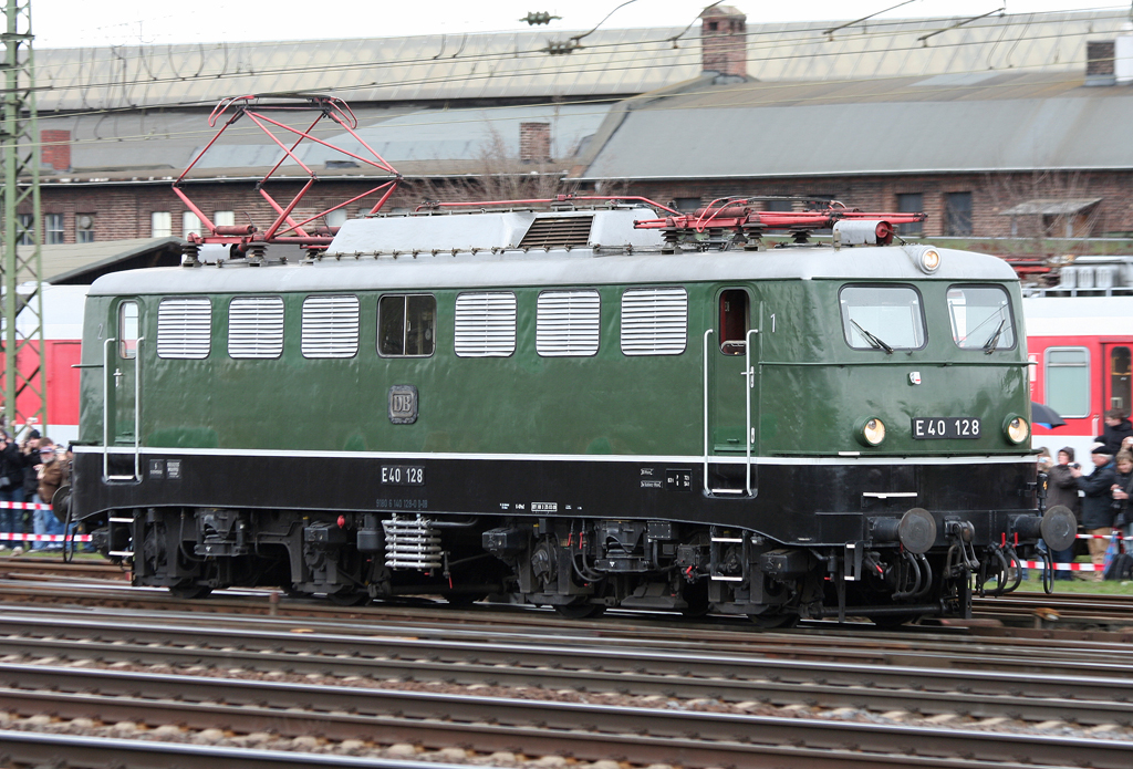 Die E40 128 der DB Museum präsentiert sich während der Lokparade zum