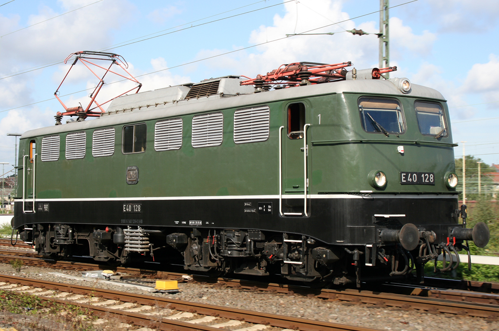 Die E40 128 des DB Museums Koblenz Ltzel rangiert durch Oberhausen Osterfeld um die Museumsfuhre weiter Richtung Osnabrck zu befrdern am 18.09.2010 Aufgenommen von der Bschung