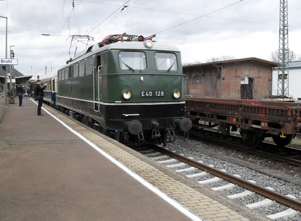 Die E40 128 des DB-Museum Koblenz steht am 3.4.10 im Bahnhof Brohl am Rhein.