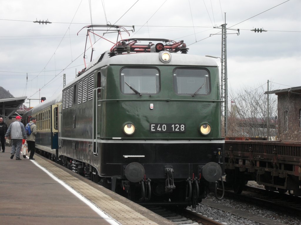 Die E40 128 pendelte am 3.4.10 zwischen dem Bahnhof Brohl und dem DB-Museum Koblenz wegen der Veranstaltung  175 Jahre Deutsche Eisenbahn .