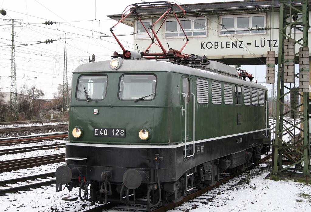 Die E40 128 pendelte vom Bw Koblenz Ltzel nach Ltzel Gbf zum Nikolausfest im DB Museum Koblenz Ltzel am 05.12.2010