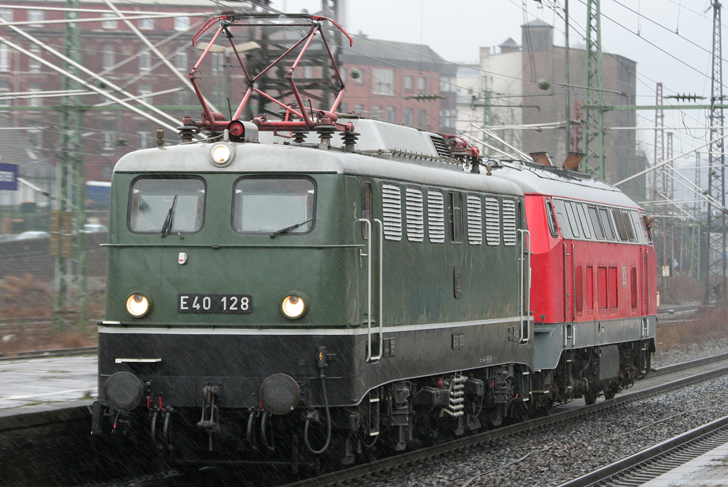 Die E40 128 zieht die 218 217-8 von Kln Gremberg nach Dortmund Bbf durch Wuppertal Oberbarmen am 12.02.2011