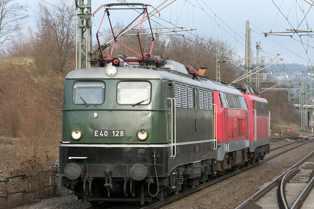 Die E40 128 zieht 218 217-8 und den Neuzugang 110 210-2 durch Wuppertal Vohwinkel zum DB Museum Koblenz Ltzel am 12.02.2011