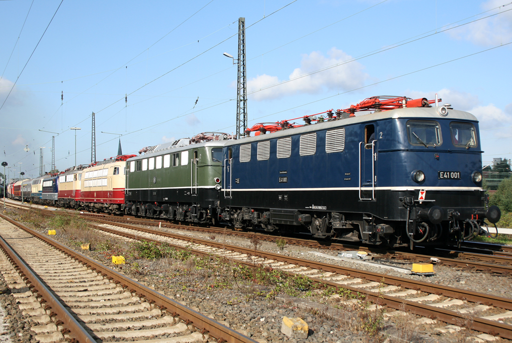 Die E40 128 zieht E10 121, E10 1239, 290 371-4, 115 152-1, einen DSG Schlafwagen, einen ABn Silberling, 217 014-0, 181 001-9, 113 311-5, 103 113-7, E50 091 und E41 001 nach Oberhausen Osterfeld um einen grnen Bm, 41 360, V200 116 und einen Metropa Speisewagen fr das 175 Jahre Eisenbahn Jubilum in Osnabrck anzuhngen am 18.09.2010 Aufgenommen an der Bschung