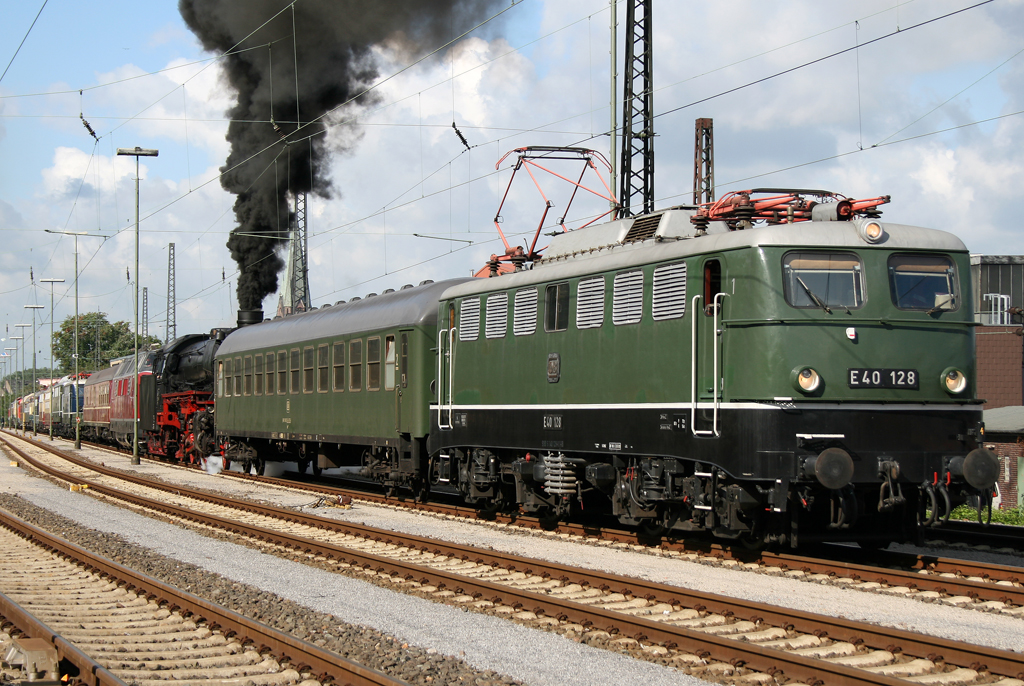 Die E40 128 zieht E10 121, E10 1239, 290 371-4, 115 152-1, einen DSG Schlafwagen, einen ABn Silberling, 217 014-0, 181 001-9, 113 311-5, 103 113-7, E50 091 und E41 001 nach Oberhausen Osterfeld um einen grnen Bm, 41 360, V200 116 und einen Metropa Speisewagen fr das 175 Jahre Eisenbahn Jubilum in Osnabrck anzuhngen am 18.09.2010, ein ganzer Zug voller erhaltener Qualitt. Aufgenommen an der Bschung