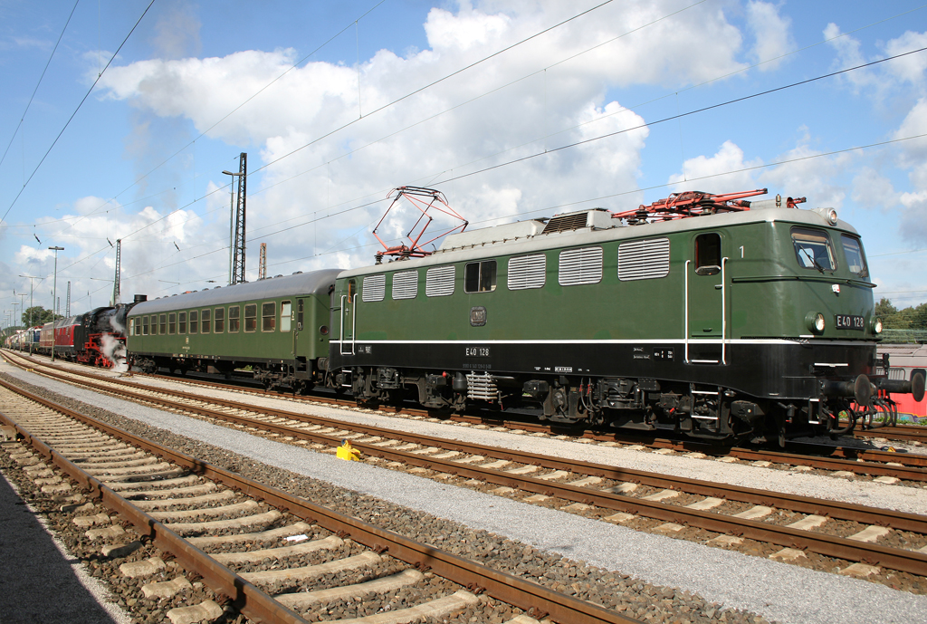 Die E40 128 zieht E10 121, E10 1239, 290 371-4, 115 152-1, einen DSG Schlafwagen, einen ABn Silberling, 217 014-0, 181 001-9, 113 311-5, 103 113-7, E50 091 und E41 001 nach Oberhausen Osterfeld um einen grnen Bm, 41 360, V200 116 und einen Metropa Speisewagen fr das 125 Jahre Jubilum in Osnabrck anzuhngen am 18.09.2010, ein ganzer Zug voller erhaltener Qualitt. Aufgenommen an der Bschung