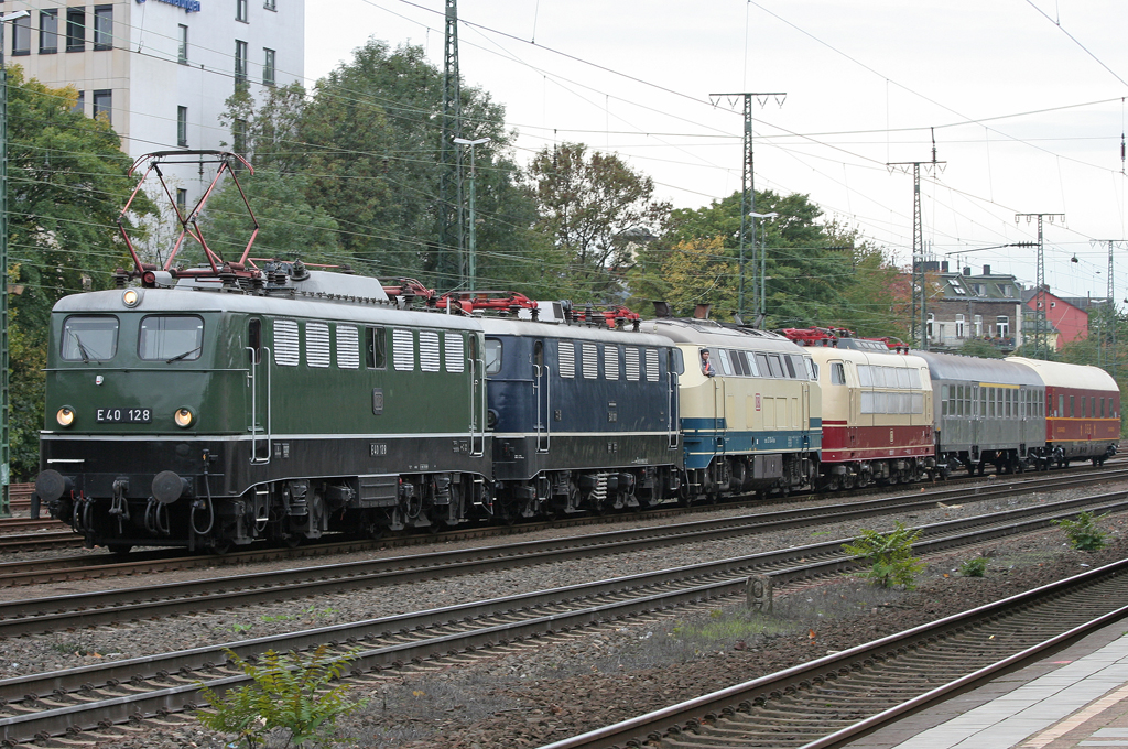 Die E40 128 zieht E41 001, 217 014-0, 103 113-7, einen Abn und einen DSG Schlafwagen durch Kln West nach Kln Bbf am 22.10.2010 Gru an die Bekanntschaft!