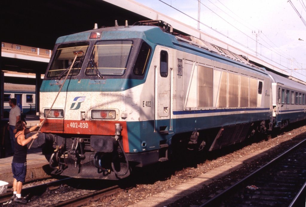 Die E402 030 habe ich im Juli 2006 whrend eines Sommerurlaubes in der Toskana in Pisa fotografiert. Vor welchem Zug sie stand, wei ich leider nicht mehr. (Scan vom Dia)