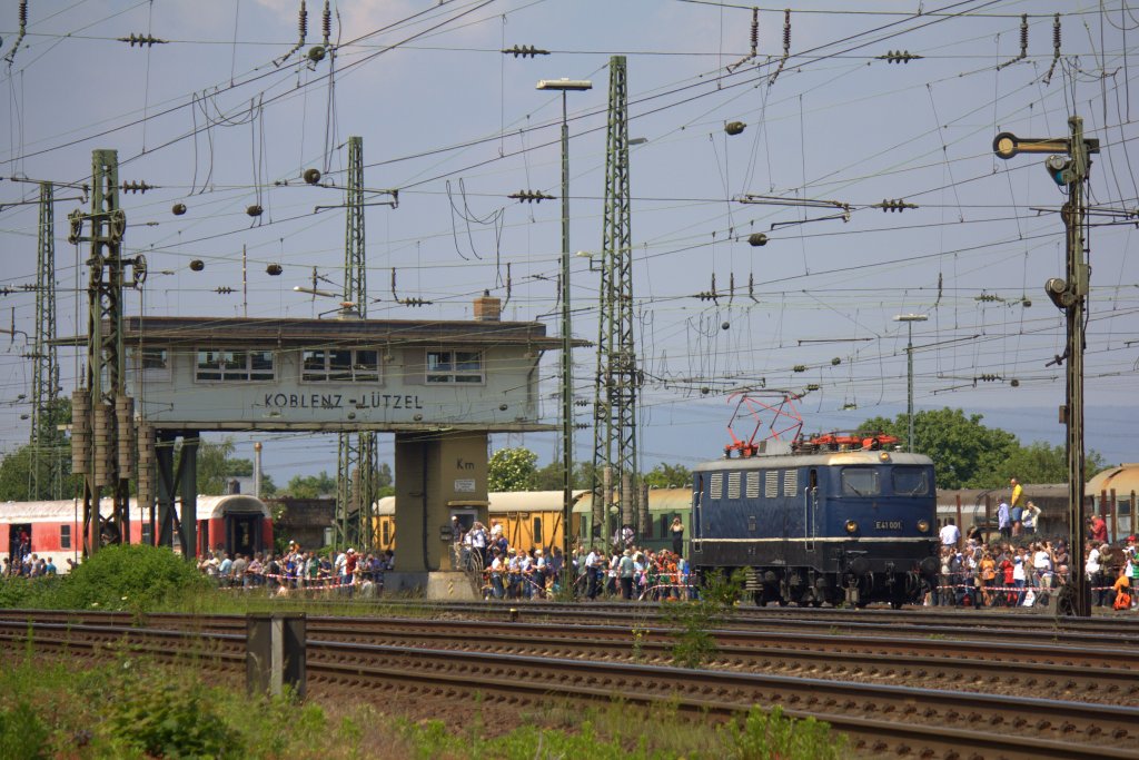 Die E41 001 am 21.05.2011 in Koblenz Ltzel.