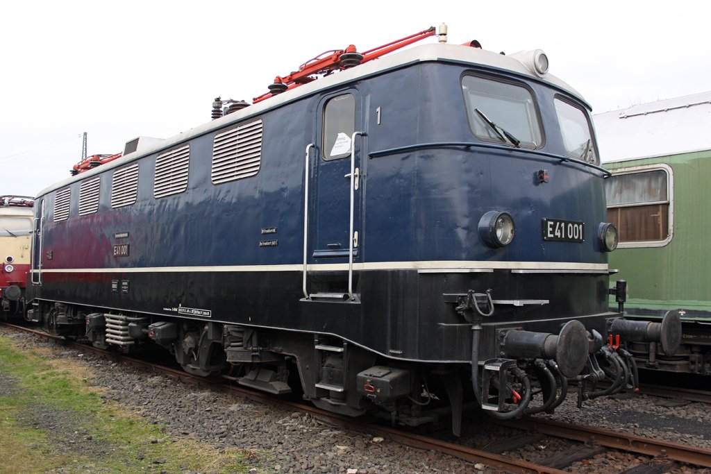 Die E41 001 ist die erste lok des Deutschen Einheitslok Systems ,im DB Museum Koblenz , am 21,11,09