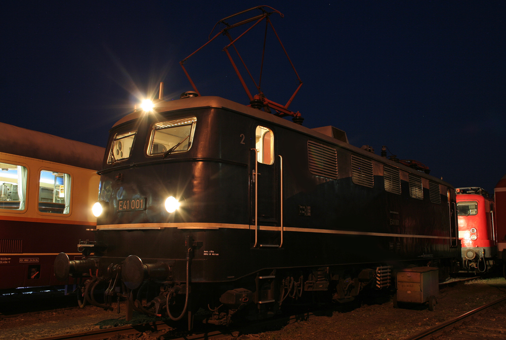 Die E41 001 prsentiert sich mit gehobenem Scherenstromabnehmer im DB Museum Koblenz Ltzel an der Nacht der langen Museen 24.09.2011