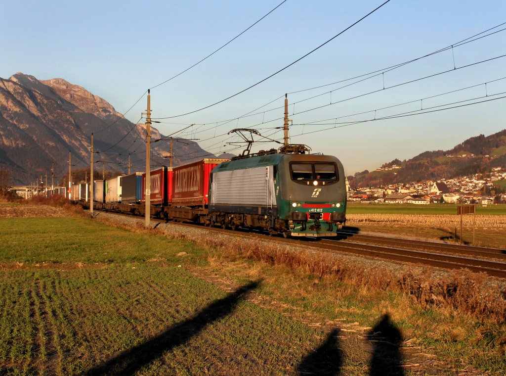 Die E412 012 mit einem KLV-Zug am 17.11.2012 unterwegs bei Schwaz.