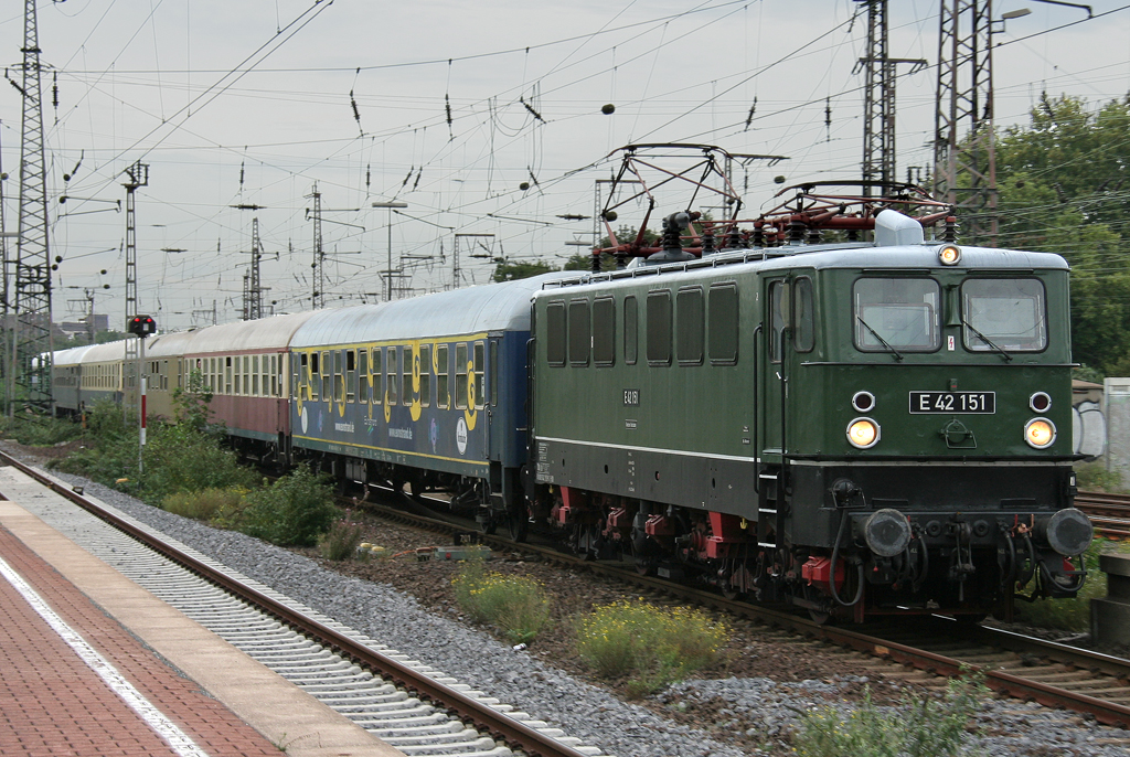 Die E42 151 zieht einen Sonderzug in Duisburg HBF ein am 13.09.2011