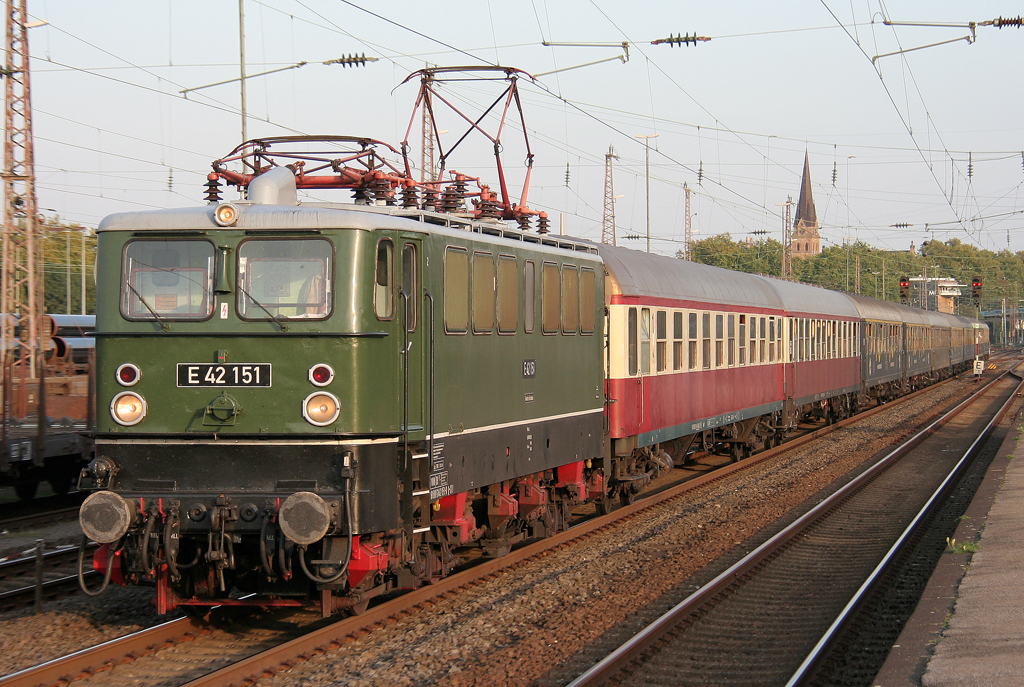 Die E42 151 zieht einen Sonderzug durch Mlheim Styrum am 25.09.2011