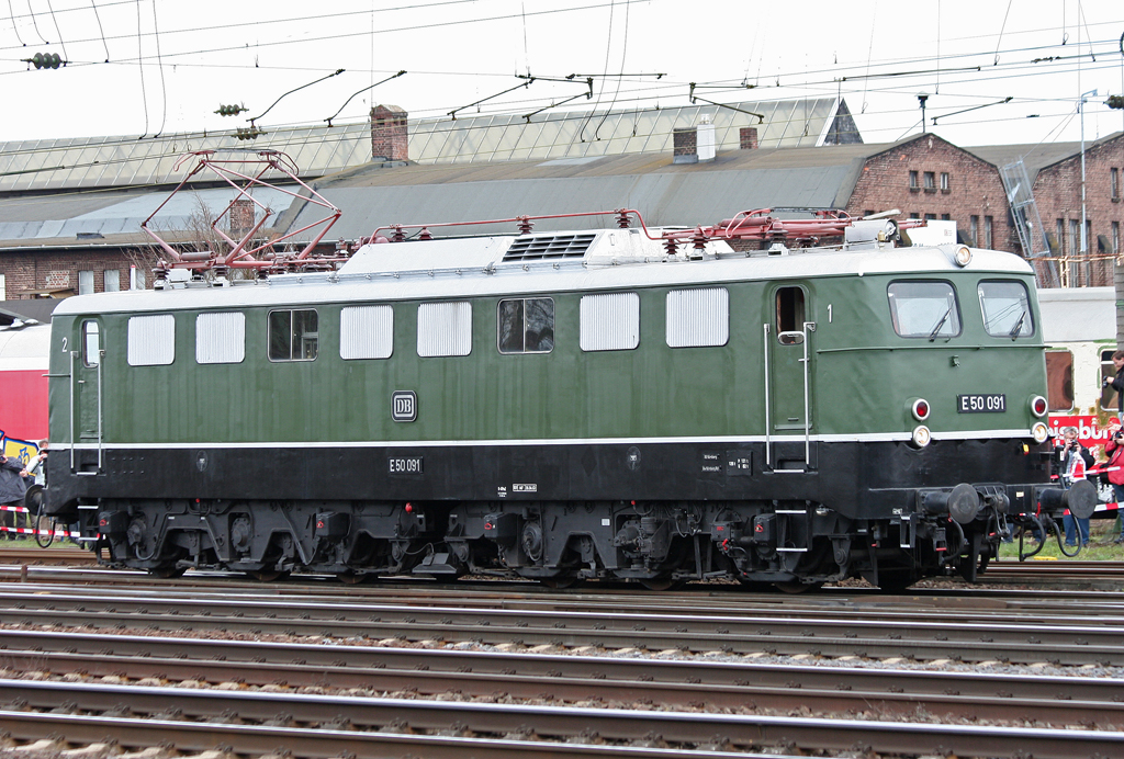 Die E50 091 rollt whrend der Lokparade anlsslich des 175 Jahre Eisenbahn Jubilums durch Koblenz Ltzel am 03.04.2010