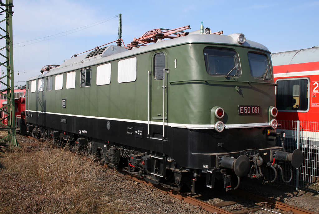 Die E50 091 steht mit einer Kf 2 beim DB Museum Koblenz Ltzel am 12.03.2011
