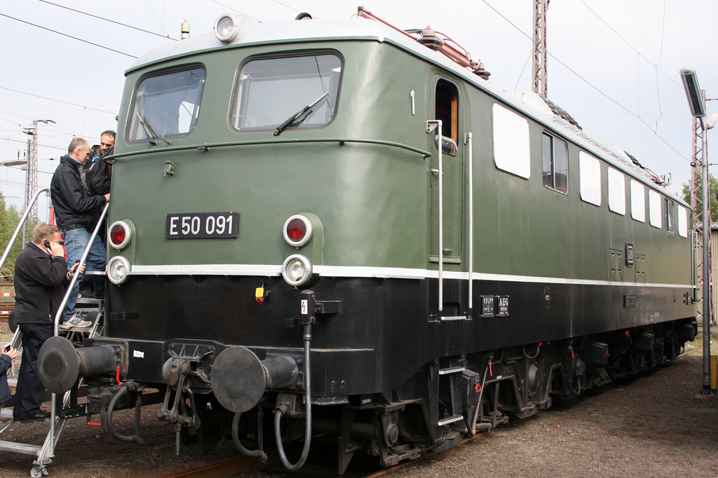 Die E50 091 steht zum Jubilum im Bw Osnabrck am 19.09.2010