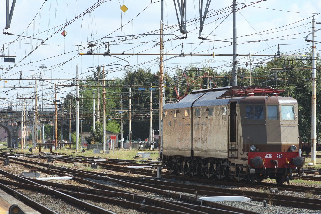 Die E636 243 rangiert in Alessandria(I) bei Sommerwetter.
5.9.2011