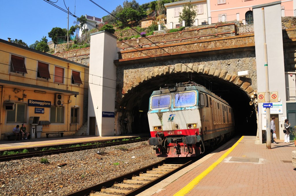 Die E.652109,eine Elektrolokomotive der italienischen Staatsbahnen Ferrovie dello Stato (FS) durchf�hrt den Bahnhof von Riomaggiore an der Ligurischen K�ste am 16.04.13.