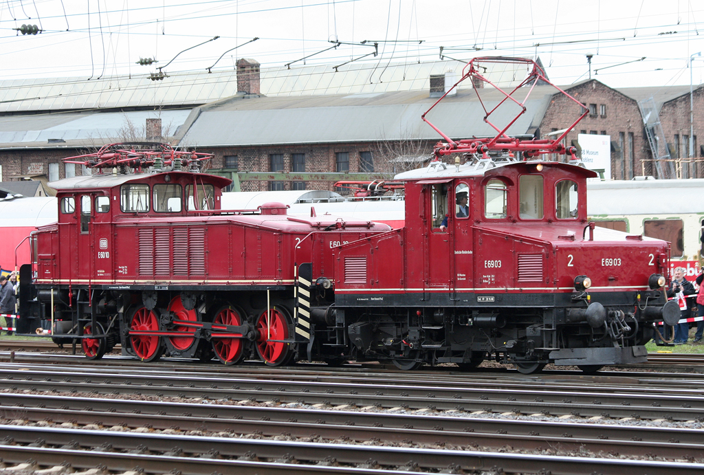 Die E69 03 zieht die E60 10 whrend der Lokparade anlsslich des 175 Jahre Eisenbahn Jubilums durch Koblenz Ltzel am 03.04.2010