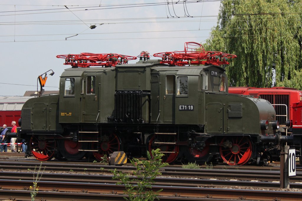 Die E71 19 am 21.5.11 bei der Lokparade in Koblenz-Ltzel.