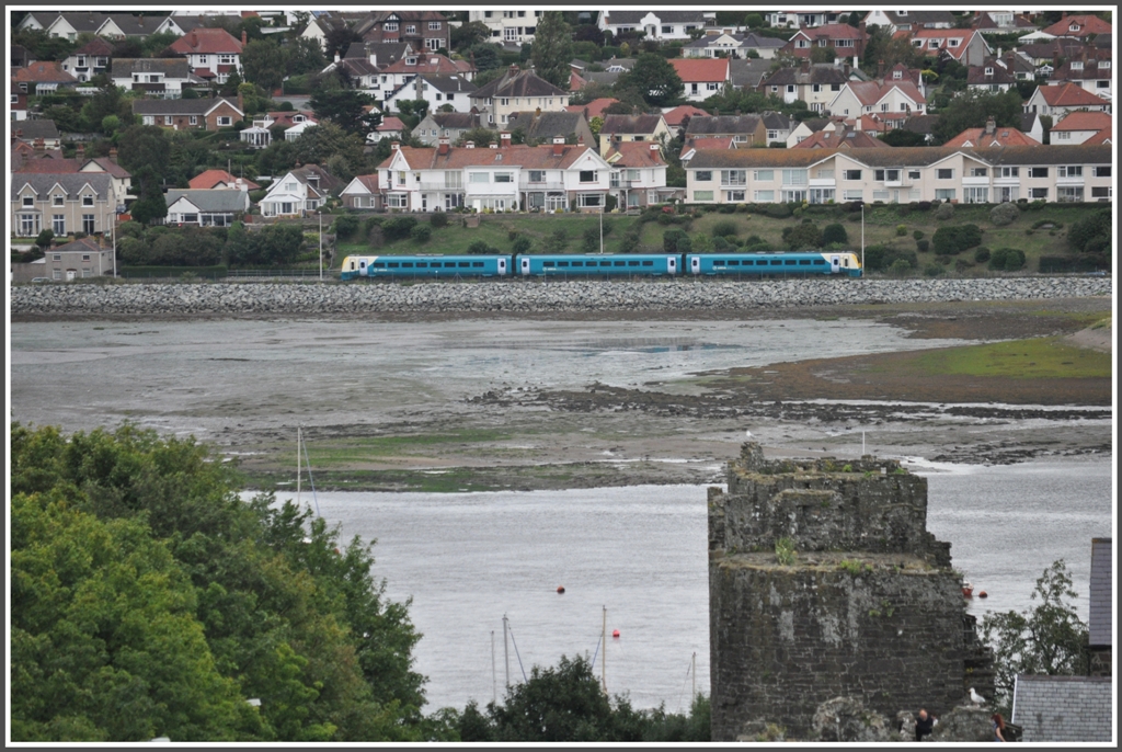 Die Ebbe beginnt in der Llandudno Bay als ein weiterer Triebzug der Class 175 Richtung Ll Junction fhrt. (13.08.2011)