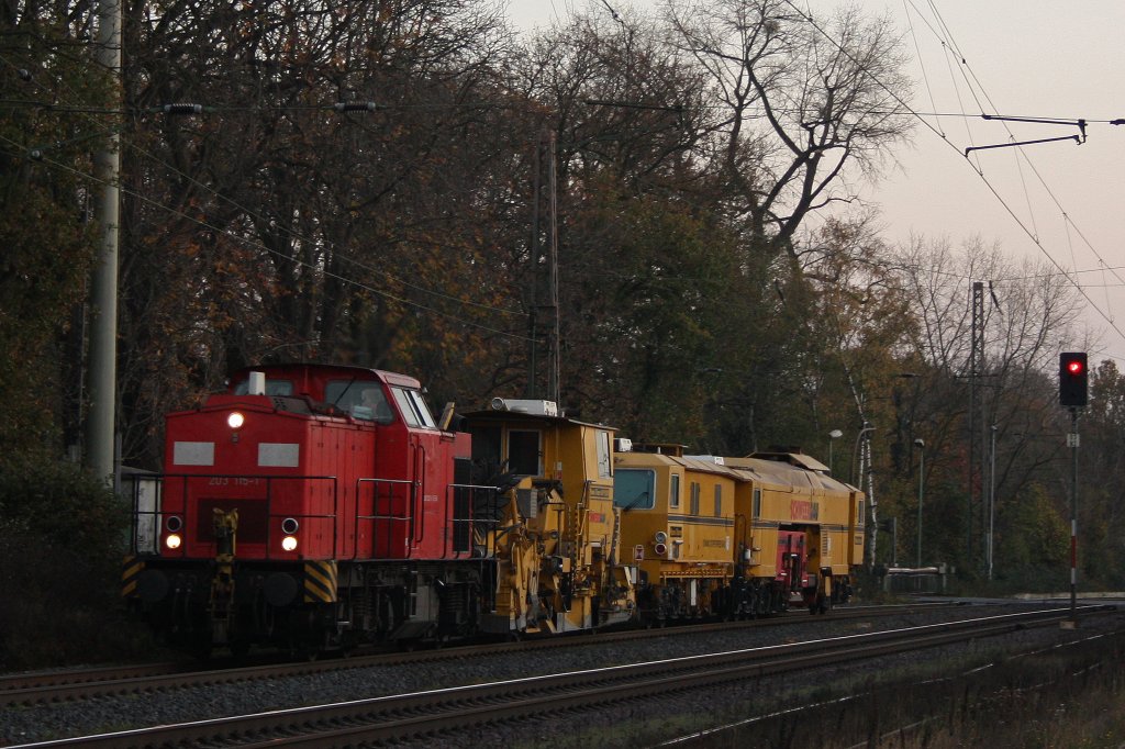 Die EBM 203 115 zog am 11.11.11 bei letzem Licht einen SSP und eine GSM der Firma Strabag durch Ratingen-Lintorf.