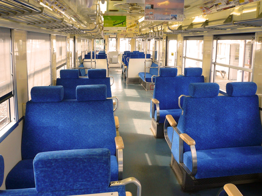 Die Echizen-Bahn: Das Innere des Wagens 6105. 4.November 2008. 