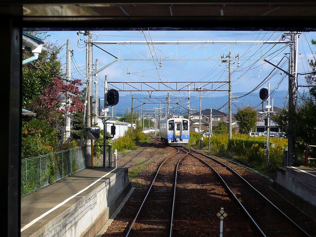 Die Echizen-Bahn: In Awara Yunomachi an der Linie zum Hafen Mikuni Minato kommt Triebwagen 6102 entgegen. 4.November 2008. 