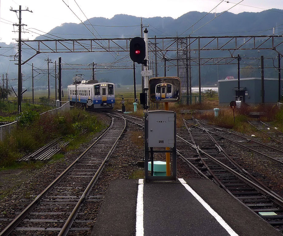 Die Echizen-Bahn: In Eiheijiguchi kommt Wagen 6105 entgegen, whrend (im Spiegel sichtbar) 6107 auf die Weiterfahrt wartet. Diese Wagen gehren zu einer Serie von 12 Triebwagen der Serie 6100 (gebaut 1988), die 2004-2006 gebraucht von der Aichi-Ringbahn (Aichi Kanj Tetsud) im Raum Nagoya bernommen wurden. 4.November 2008. 