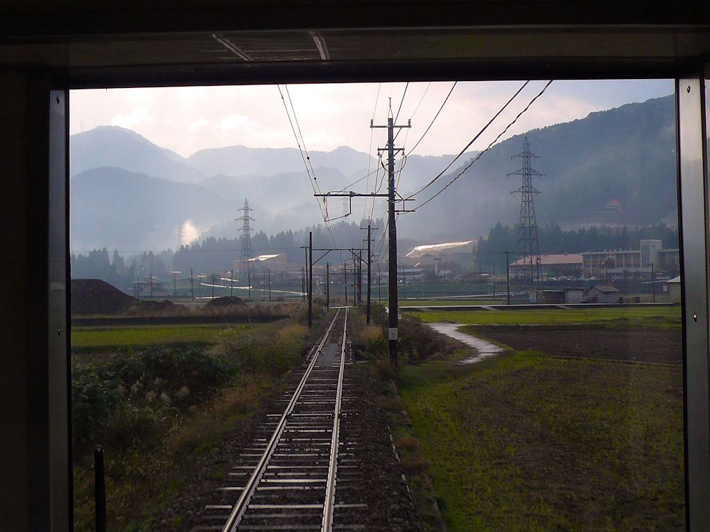 Die Echizen-Bahn: Triebwagen 6107 durchfhrt die typische Landschaft auf der Tallinie nach Katsuyama. Bei Echizen Takehara, 4.November 2008. 
