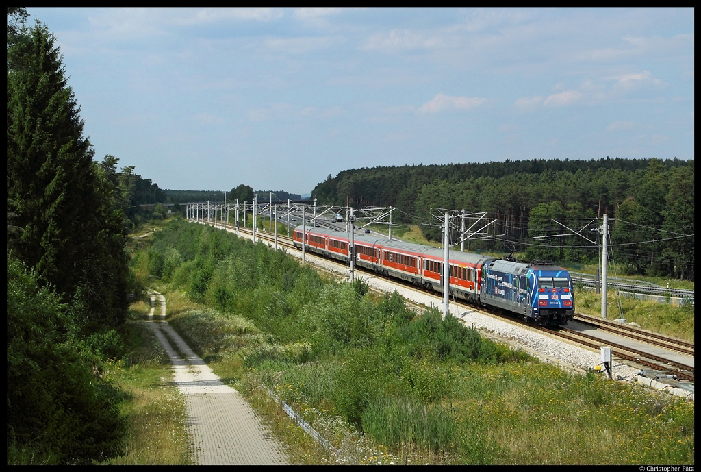 Die  Eco2phant -Lok 101 042-0 ist am 14.8.2012 mit dem RE 4017 nach Mnchen unterwegs. In Krze erreicht der Zug Allersberg.