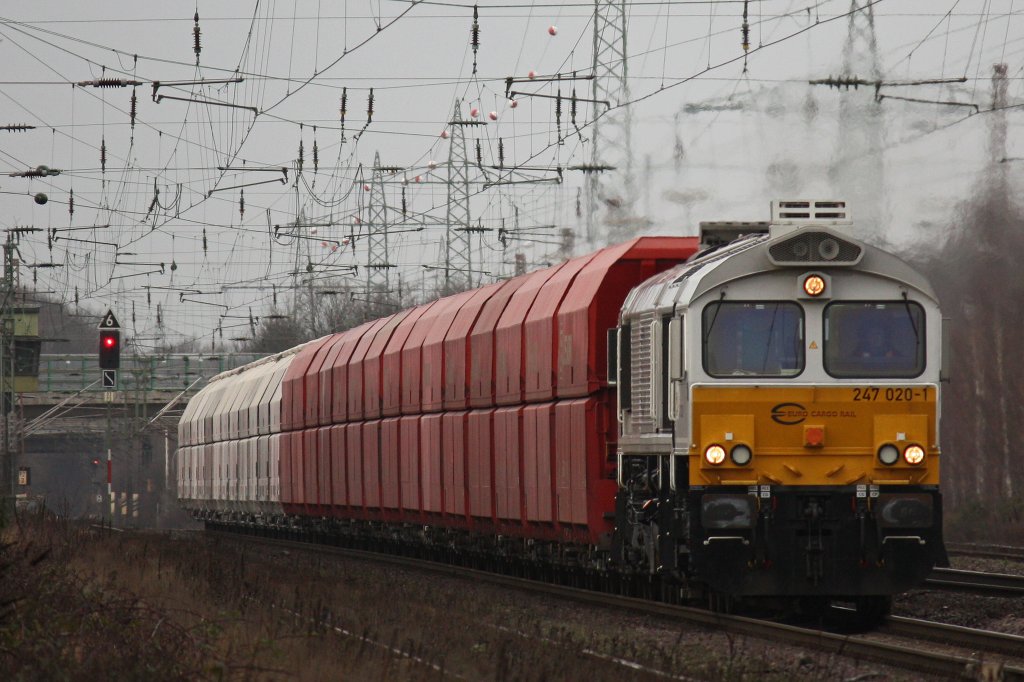 Die ECR 247 020 zieht am 4.1.12 einen Kalkzug durch Ratingen-Lintorf.
