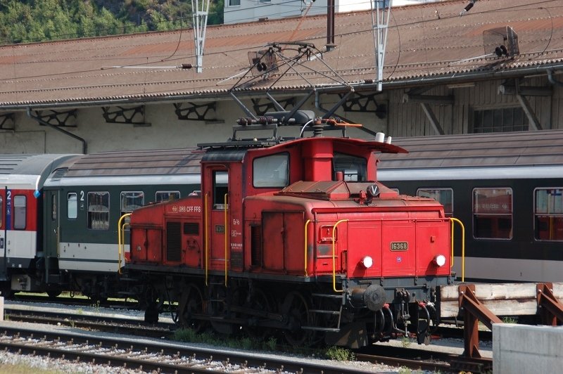 Die Ee 3/3 16368 war am 1. August 2009 im Bahnhof von Brig abgestellt.
