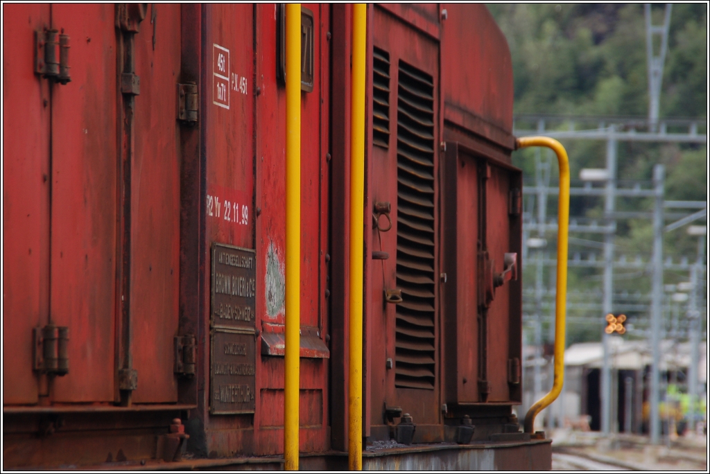 Die Ee 3/3 16371 mal etwas anders fotografiert: gelbe Greifstangen, Lokschilder, Revisionsdatum usw. sind so gut zu sehen. So kann man auch erkennen, dass die Lokomotive nicht in einer ganz guten und schnen Kondition ist; sie wird doch ersetzt durch die Ee 922, denkt man bei den SBB wahrscheinlich...
