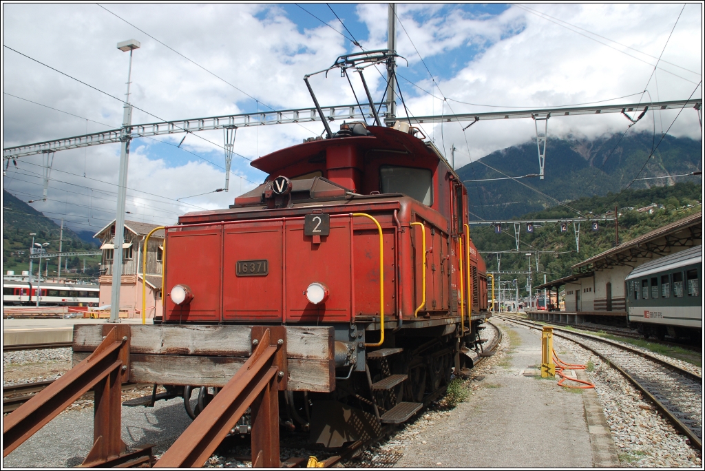 Die Ee 3/3 16371 war am 29. Juli 2010 abgestellt im Bahnhof von Brig.