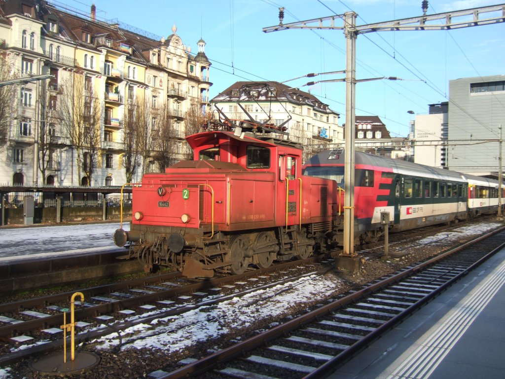 Die Ee 3/3 16442 entfernt am 02.12.09 in Luzern nach den Stosszeiten bei dem Pendel-IR nach Basel das Zusatzmodul.