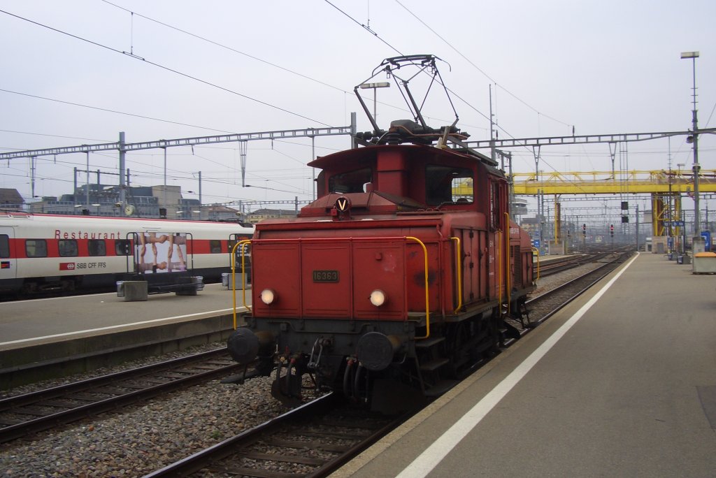 Die Ee 3/3 holt gleich das Modul eines IR ab.
Zrich, 30.10.09.