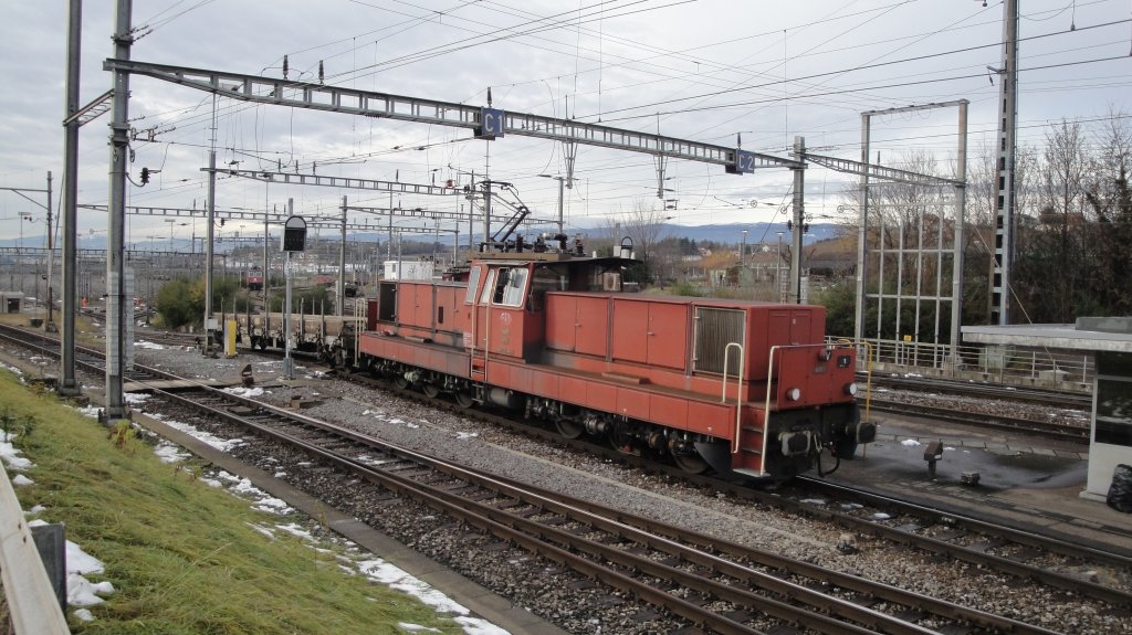 Die Ee 6/6 16817 ist am 07.12.10 eine von 4 elektrischen Co'Co's im Lausanne Triage, die im Einsatz stehen.