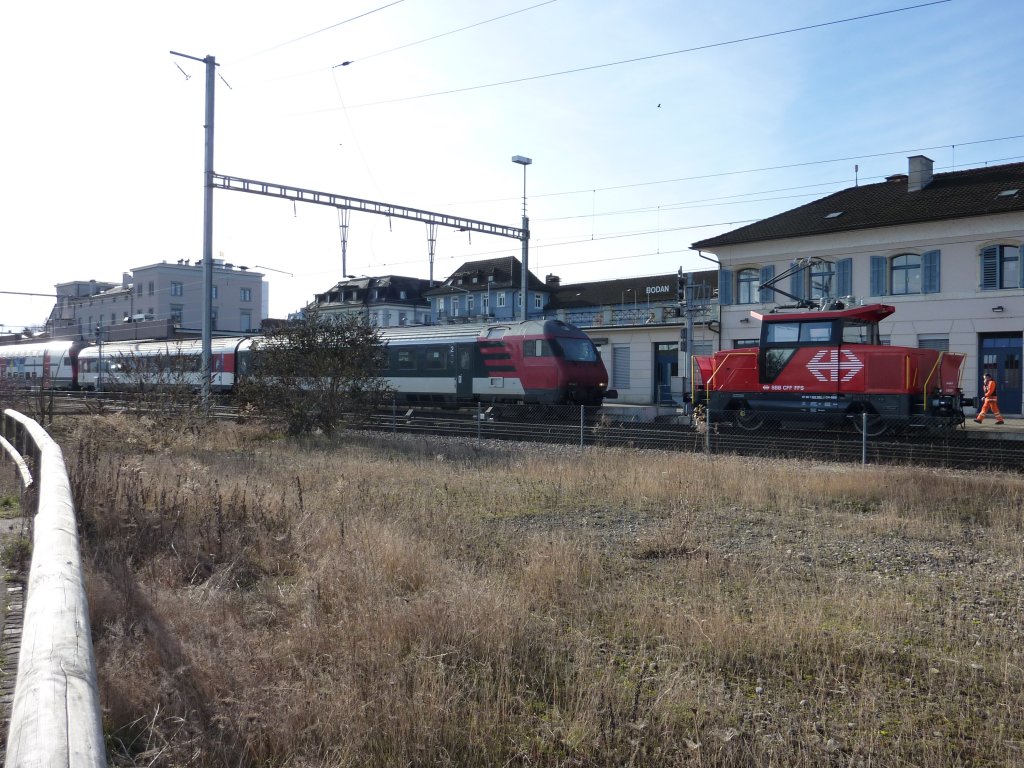 Die Ee 922 002 am 26. Dezember um 12:30 in Romanshorn, mit dem IC nach Brig.