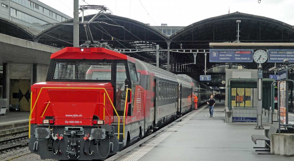 Die Ee 922 005-4 entfernt am 12.08.10 ein Bt/B-Modul vom IR aus Basel, nach Genf Flughafen. Die sechsteiligen Dosto-Kompositionen sind in diesem Umlauf zu einer Seltenheit geworden.